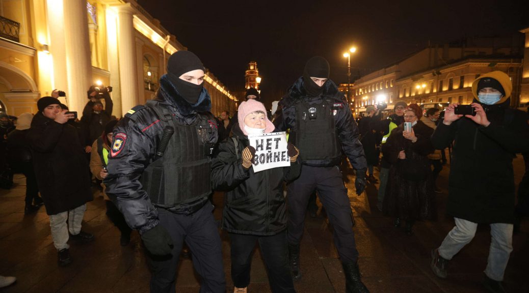 Antiwar protestor in Russia being arrested
