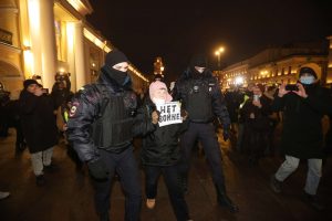 Antiwar protestor in Russia being arrested