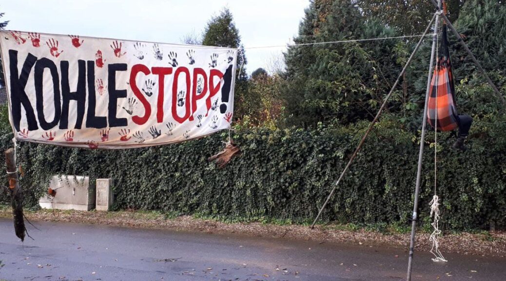 an anti-coal banner in German